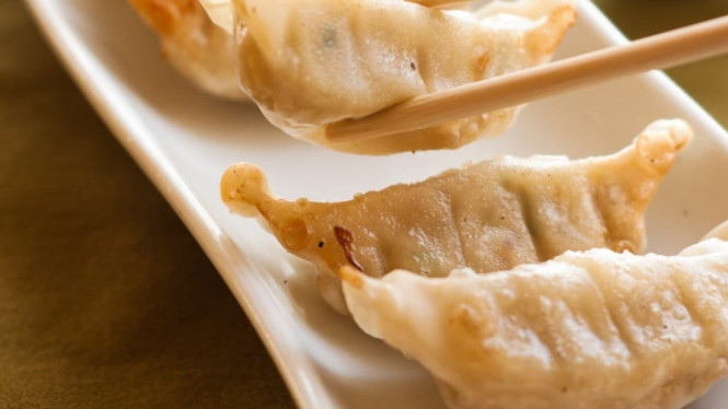 Camilan lezat gyoza pedas