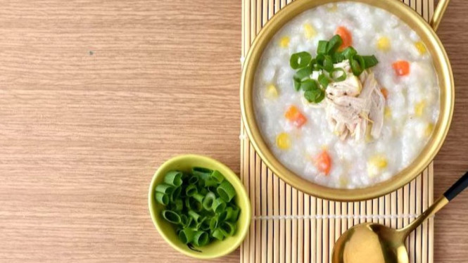 Bubur ayam praktis ini cocok untuk sarapan cepat namun tetap nikmat