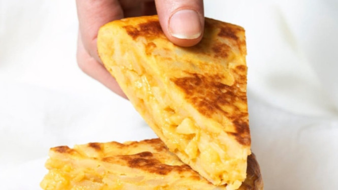 Sajikan martabak telur dengan saus cocolan