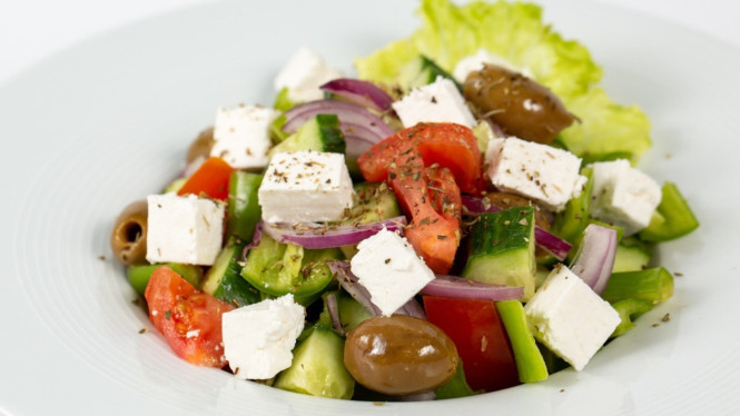 Salad untuk sajian sarapan ala Mediterania