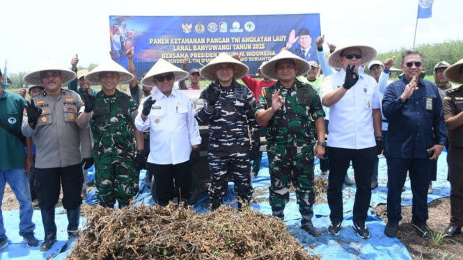LANAL BANYUWANGI IKUT SUKSESKAN PANEN KETAHANAN PANGAN TNI AL