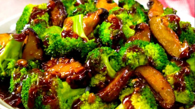 Brokoli renyah berpadu dengan saus tiram gurih dan jamur lembut.
