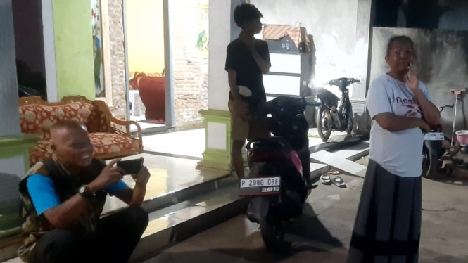 Warga penuhi lokasi kejadian bayi dikubur orang tuanya sendiri