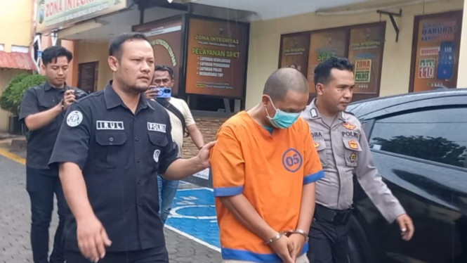 Tersangka digiring ke ruang penyidikan oleh polisi