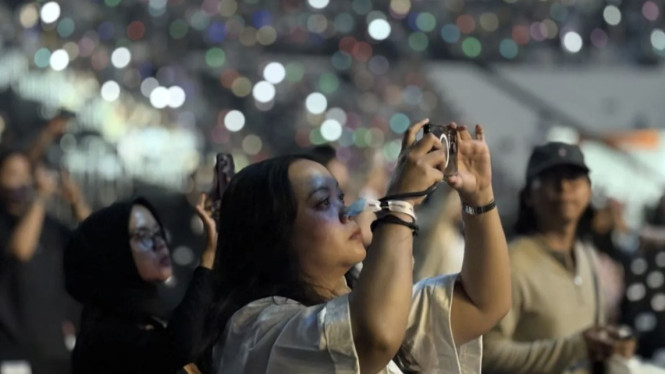 Fans abadikan aksi panggung artis KOSTCON 2025 Jakarta