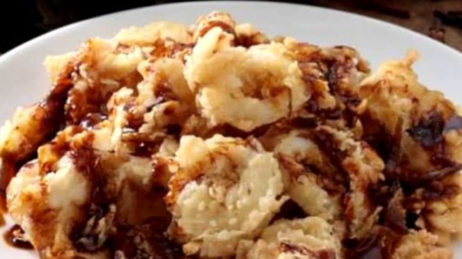 Cumi goreng tepung gurih berpadu dengan saus semur hangat