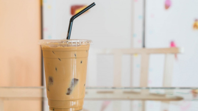 Roasted milk tea yang dingin dan menyegarkan