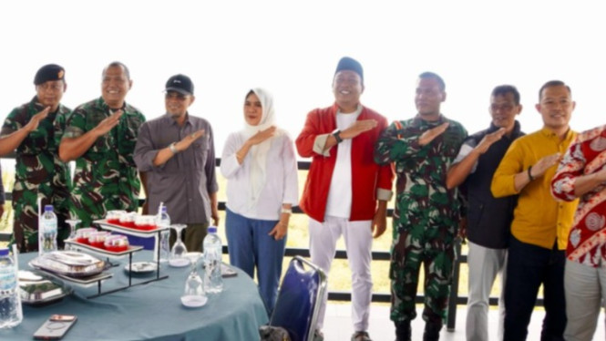 Bupati Situbondo saat meninjau kawasan pembangunan latihan militer