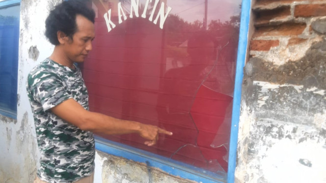 Pemiik kantin, Iwan Flash tunjukkan kaca pecah