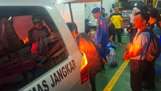 Proses evakuasi penumpang kapal melahirkan