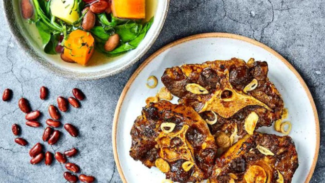 Sop buntut versi spesial dengan sentuhan bakar dan segarnya pakcoy