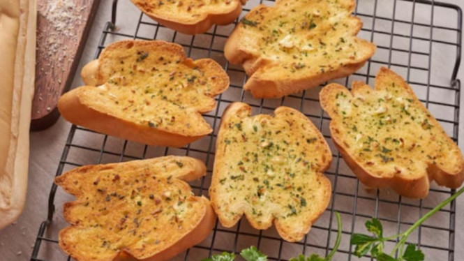 Camilan simple garlic bread