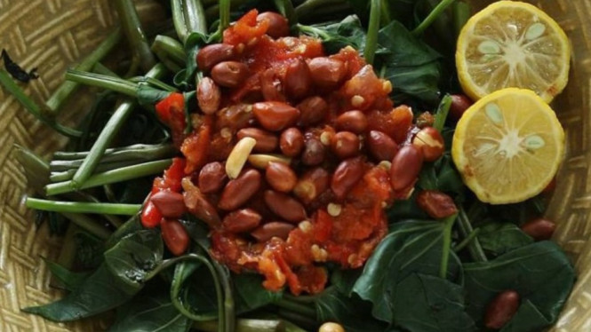Segar dan Pedasnya Plecing Kangkung