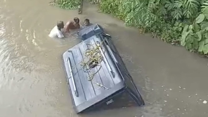 belajar mobil emak emak terjun ke sungai