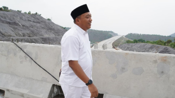 Bupati Situbondo saat meninjau pembangunan tol