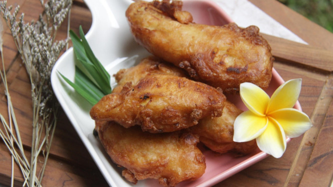 Ilustrasi pisang goreng madu yang manis dan renyah