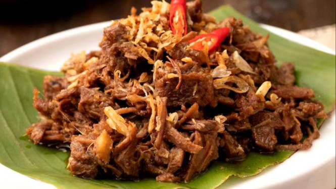 Bumbu manis gurihnya meresap sampai ke serat daging.