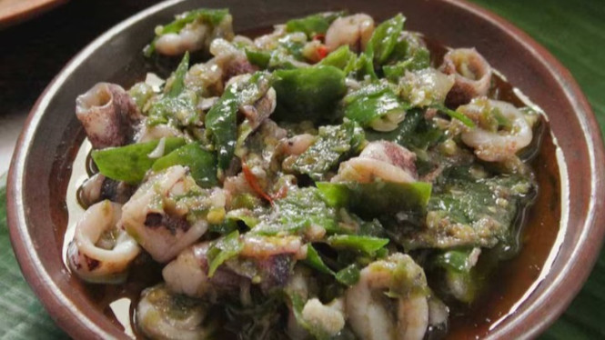 Tumis cumi cabe hijau, pedasnya bikin nambah nasi!