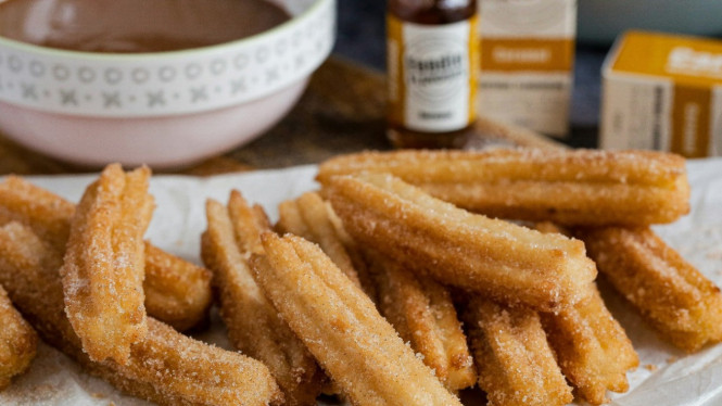 Churros yang siap disajikan dengan camilan pasangannyaa