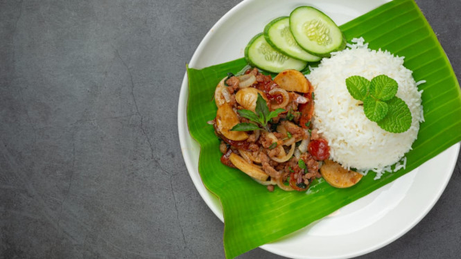 Wangi daun pisang berpadu gurihnya ayam suwir pedas