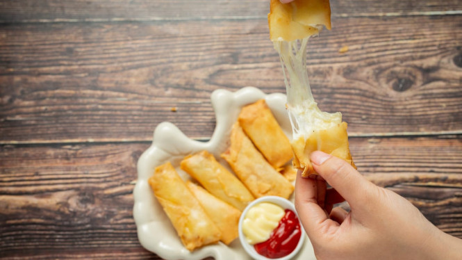 Lembut di luar, creamy di dalam kombinasi mayo dan smoked beef