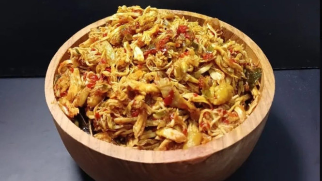 Lezatnya ayam suwir daun jeruk