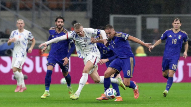 Penyerang Norwegia, Erling Haaland berduel dengan Davide Frattesi