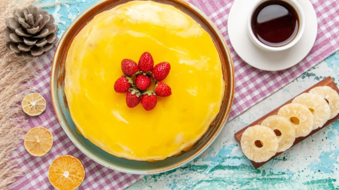 Kreasi Puding Susu Telur Dengan Toping Stroberi