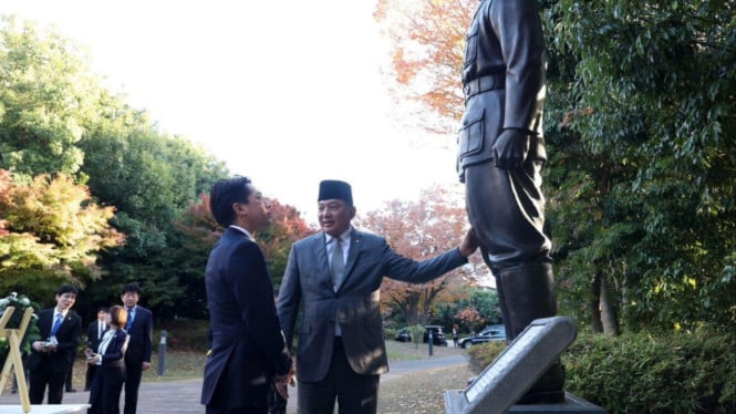 Menhan RI melihat Patung Jend Sudirman di kompleks Menhan Jepang