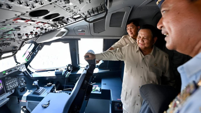 Presiden Prabowo melihat langsung pusat kendali A400M