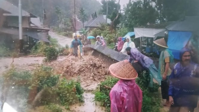 Curah hujan ekstrem lumpuhkan akses padang - pasaman barat