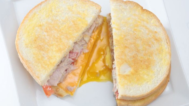 Tuna Cheese Bread lumer yang bikin hari langsung happy.