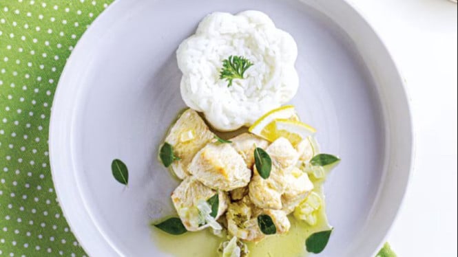Ayam Lemon Daun Kelor siap menemani santap harianmu.
