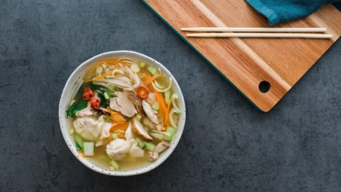 Semangkuk dimsum kuah disajikan hangat