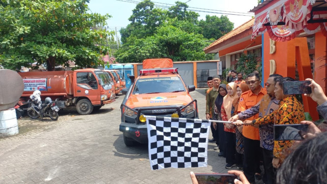 Wakil bupati melepas keberangkatan bantuan kemanusiaan