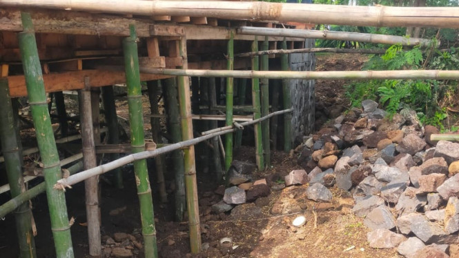 Proyek jembatan di Dusun Maelang, Desa Watukebo dikeluhkan