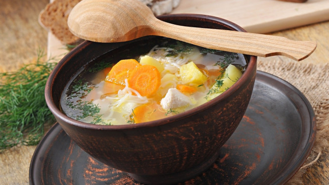 Sop ayam kampung untuk menjamu tamu