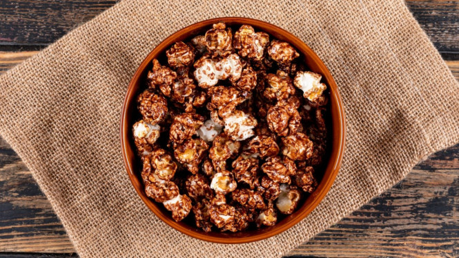 Popcorn caramel rumahan yang legit, renyah