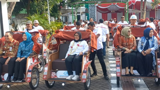 Wali Kota dan Presiden Becak Listrik melakukan uji coba