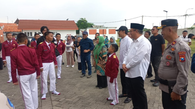 Gus Ipul saat berinteraksi dengan murid Sekolah Rakyat