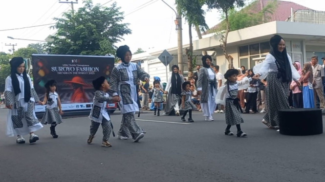 Kolaborasi ibu dan dan anak dalam Suroyo Fashion