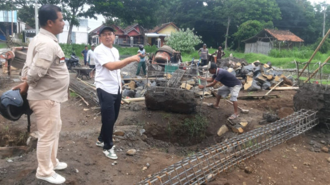 Anggota DPRD Banyuwangi, Ahmad Taufik (Kemeja putih)
