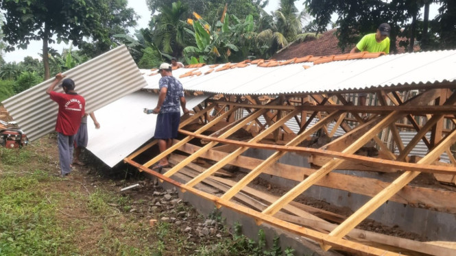 Kandang ayam Desa Bimorejo ambruk tanpa angin dan hujan