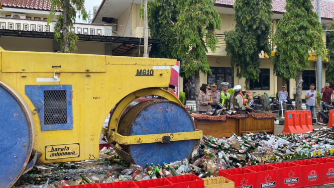 Mobil penggilas saat menghancurkan ribuan botol miras