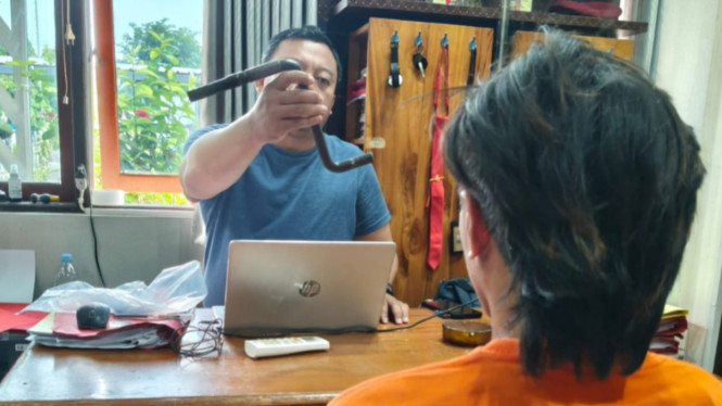 Pelaku dan barang bukti penganiayaan