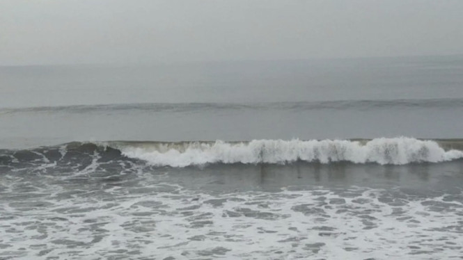 Deburan ombak Pantai Purnama Gianyar Bali