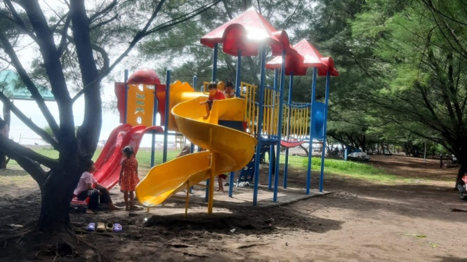 Playground di pesisir Pantai Bimorejo yang disoal Bumdes
