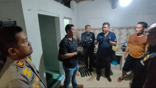 Proses olah TKP penemuan tewasnya satu keluarga di Besuki