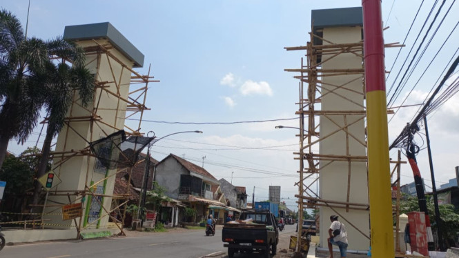 Tugu batas kota yang mencapai proses pengerjaan 82%