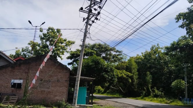 Tiang PLN miring depan RM Sukun, Desa Bangsring, Banyuwangi